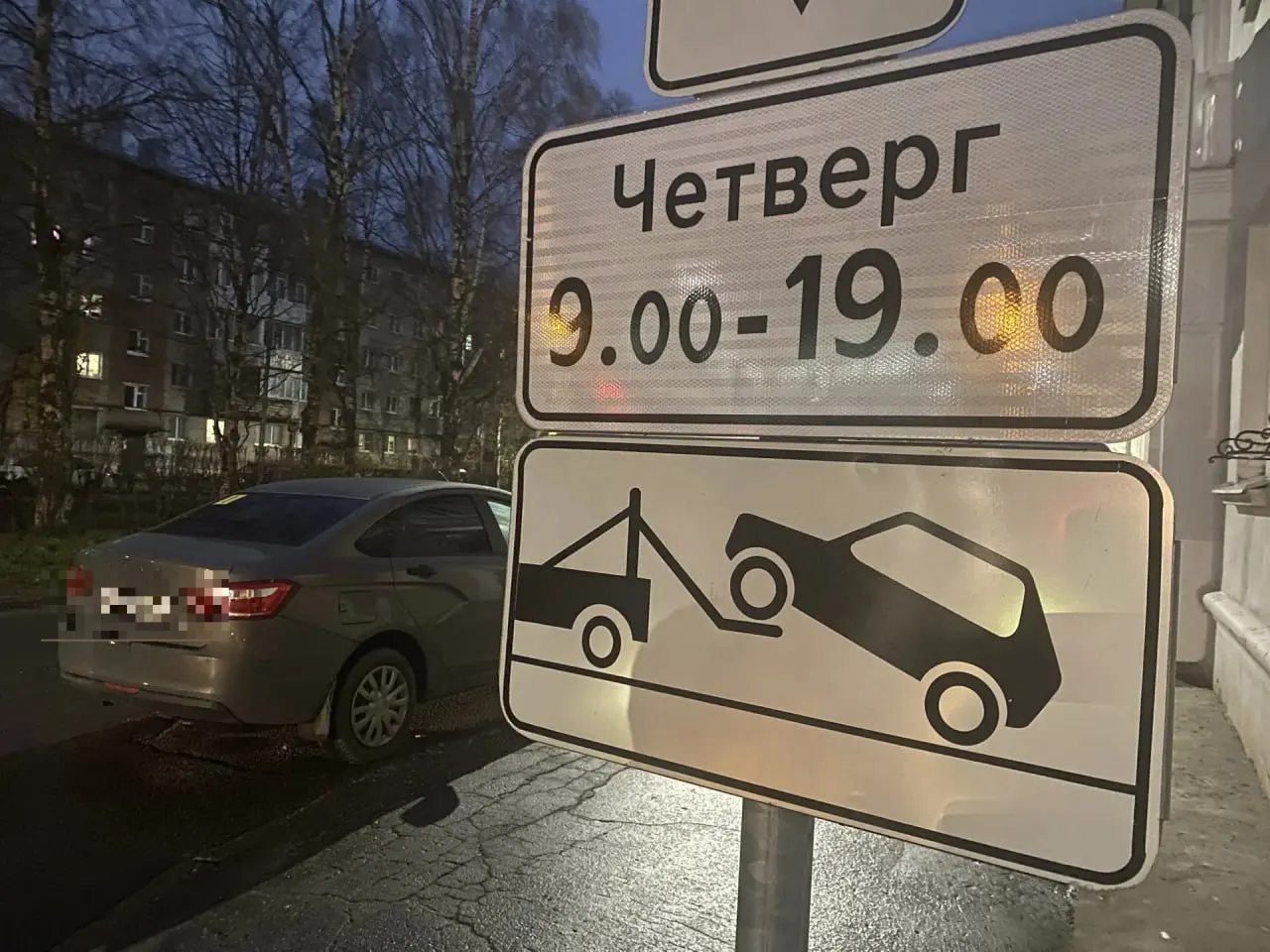 На участке ул. Логинова введён запрет остановки и стоянки на обеих сторонах с учётом дней недели, а вдоль разделительной полосы действует постоянный запрет.