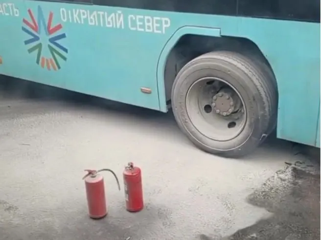 Очевидцы зафиксировали возгорание; водителю и кондуктору удалось локализовать огонь своими силами. Пострадавших нет; причины устанавливаются.