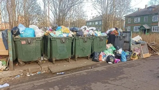 В Архангельске продолжаются перебои с вывозом мусора: около 13 мусоровозов на ремонте, регоператор объясняет задержки ремонтом и обещает оперативно информировать жителей.