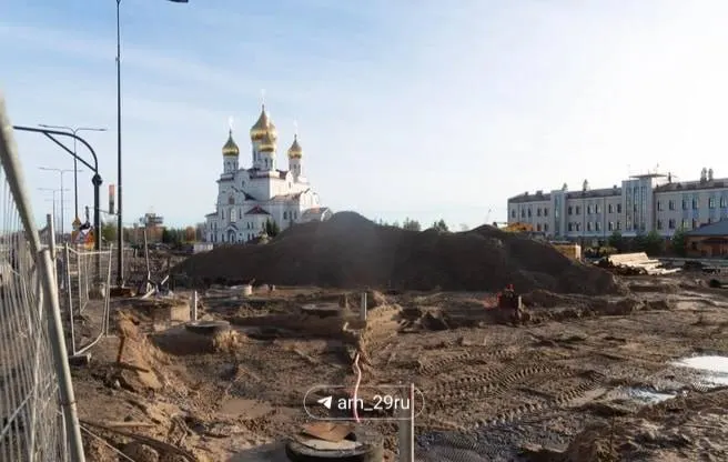 Крупная реконструкция площади началась в 2023 году, сроки сдачи неоднократно переносились; по графику работы завершатся в 2028 году, а в 2027-м продолжатся ремонтные работы у близлежащих объектов.