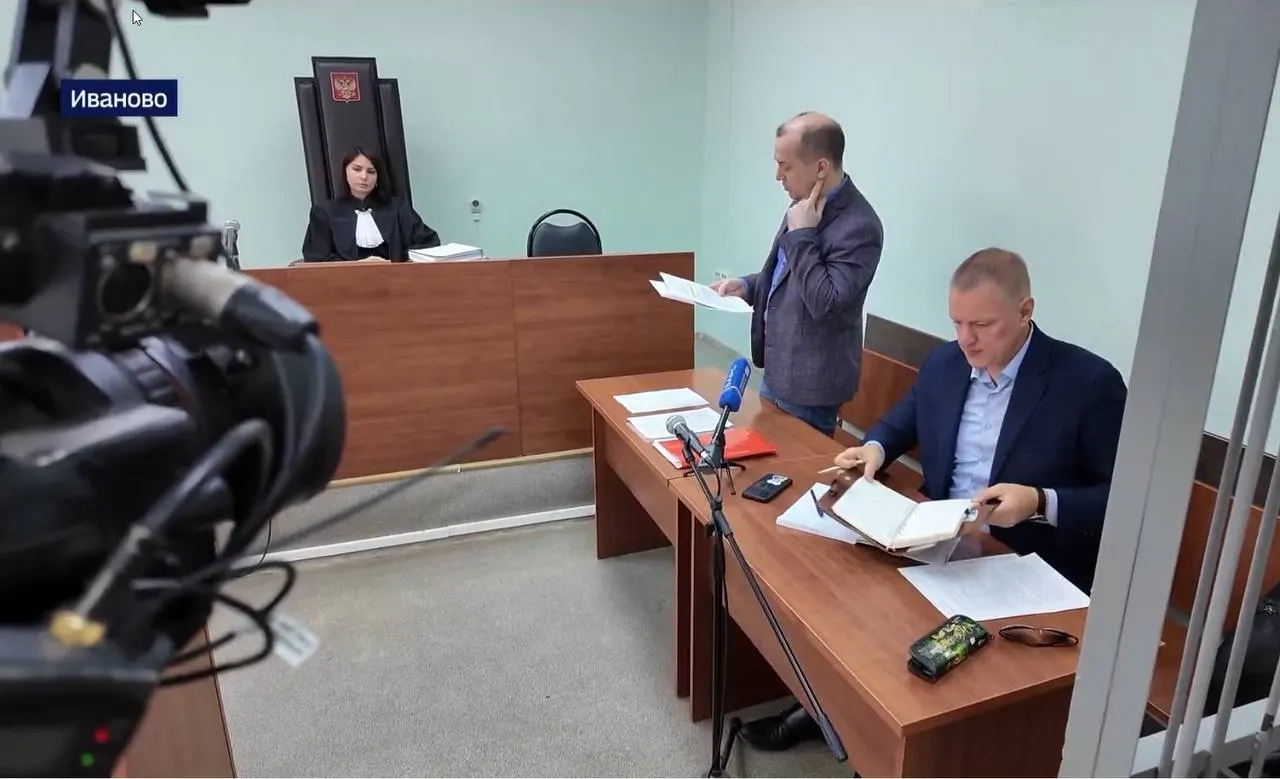Глава СК потребовал доклад по уголовному делу в отношении редактора регионального телеканала, который критиковал действия полиции и оказался на скамье подсудимых; в сюжете обсуждаются попытки возбуждения дел против сотрудников МВД и последствия для журналиста.