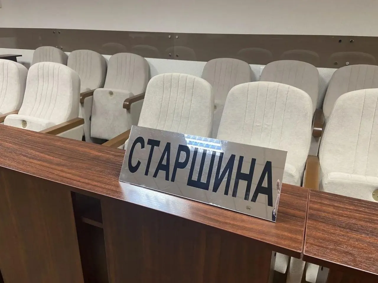 Сократят число заседателей вдвое; в совещательной комнате будет присутствовать судья.