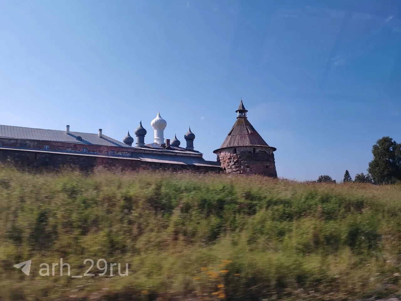 Выставка о Соловецком монастыре откроется в мае 2027 года в аэропорту Архангельска имени Федора Абрамова и еще в девяти аэропортах по всей России. Проект приурочен к 600-летию основания первого монашеского поселения на Соловках и включает фестивали, выставки и фильмы.