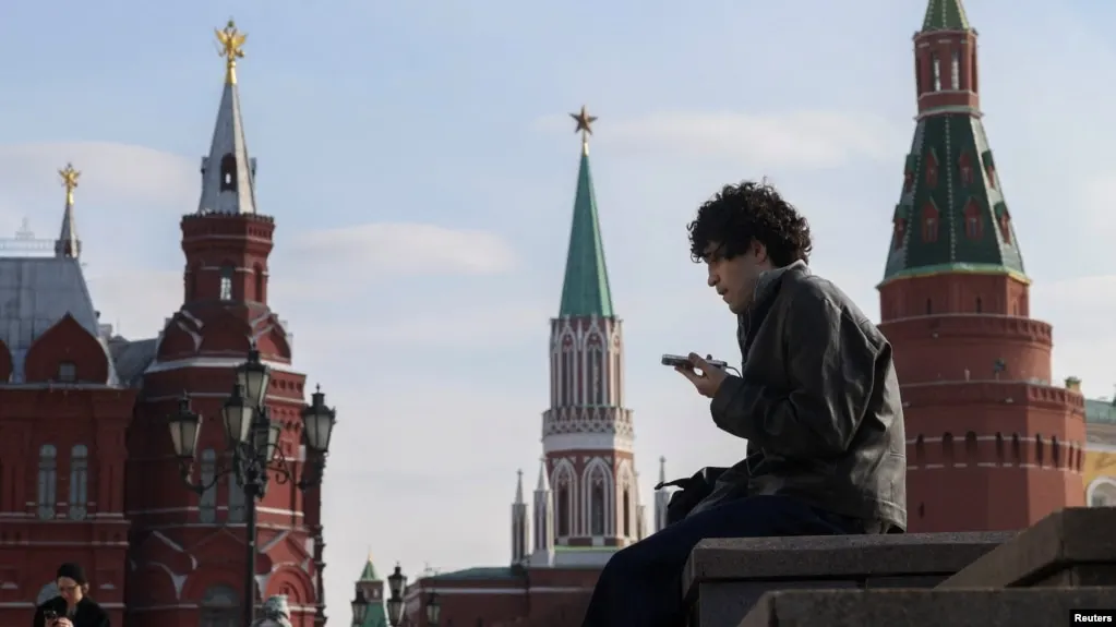 Госдума обсуждает законопроект по идентификации несовершеннолетних в социальных сетях и сокращению времени пребывания детей в интернете.