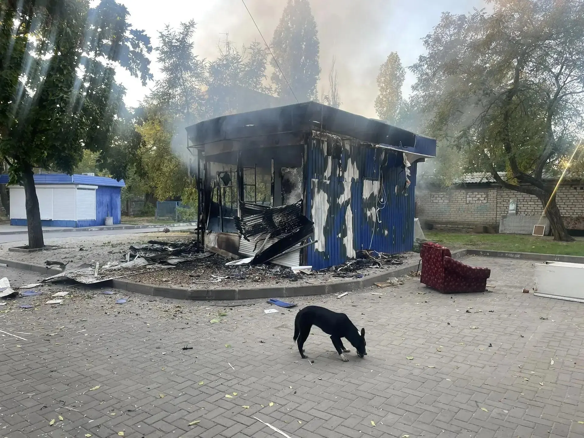 Ночные атаки беспилотниками прошли по регионам страны: более 500 дронов, есть раненые и погибшие, загорелись объекты, в том числе торговая точка.