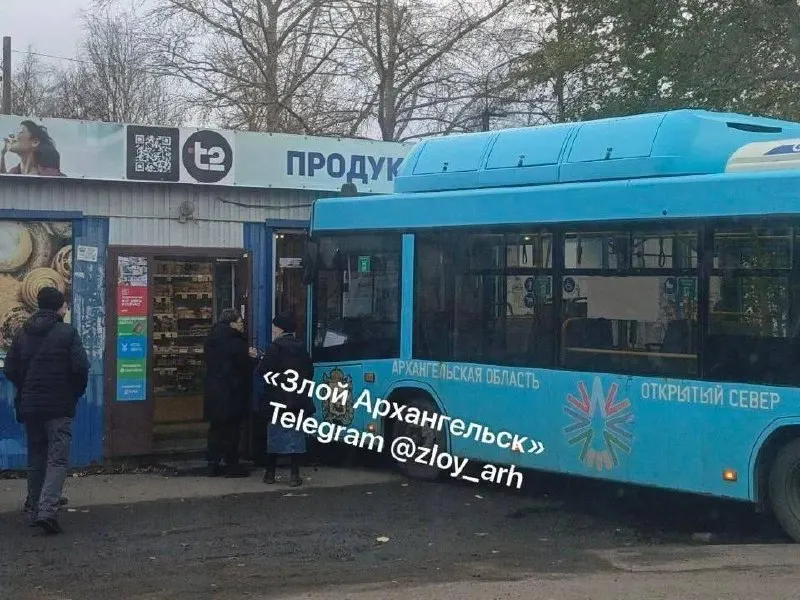 На конечной остановке «Посёлок Силикатчиков» автобус «Рико» въехал в продуктовую лавку. Пассажиров в салоне не было, пострадавших нет.